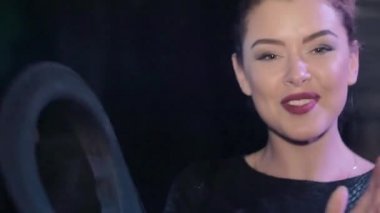 Siyah top dans, kız güzel şapka gece kulübünde ile oynamak. Kameraya gülümse