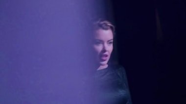 Çekici Dj kız dans ve dokunmatik kayışlar adlı gece kulübünde pikap siyah üstte