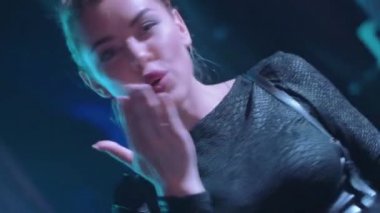 Çekici Dj kız seksi dans ve Gönder hava kamera gece kulübü aşamada öpücük