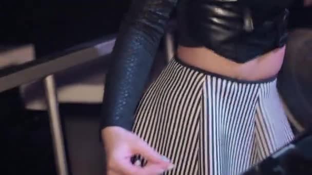 매력적인 Dj 여자, 그녀의 엉덩이 흔드는 검은 탑에 나이트 클럽에서 턴테이블에 노래 — 비디오