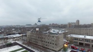 Quadrocopter ateş kurtarma operasyonu emercom bir bina. Helikopter. Kamyon