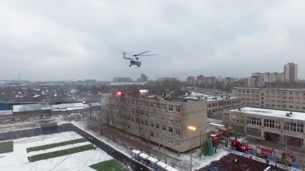 Quadrocopter disparar operación de rescate de Situaciones de Emergencia Ministerio. Helicóptero — Vídeos de Stock