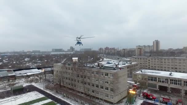 Quadrocopter disparar operación de rescate de Emercom en el edificio. Helicóptero. Camiones — Vídeo de stock