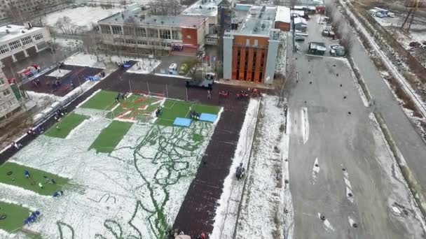 Campo di tiro quadrocopter per la pratica Ministero delle situazioni di emergenza. Neve — Video Stock