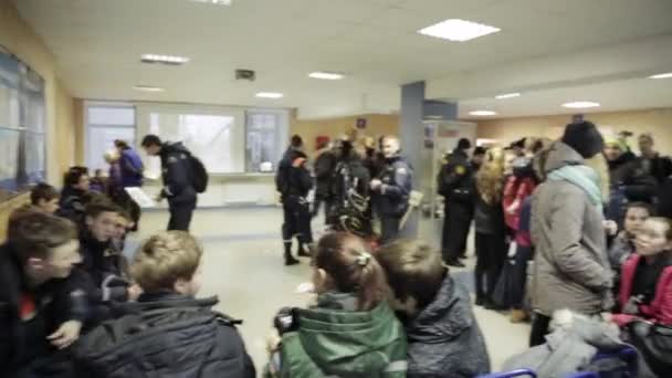 SAN PETERSBURG, RUSIA - 28 DE NOVIEMBRE DE 2015: Muchas personas en la sala de espera de enseñanza emercom. Hombres en uniforme — Vídeos de Stock