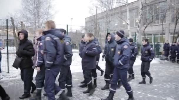 Saint petersburg, russland - 28. November 2015: Viele junge Männer in Emercom-Uniform laufen über den Trainingsplatz. Schnee. Tag — Stockvideo