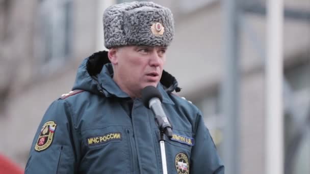 SAINT PETERSBURG, RUSSIA - NOVEMBER 28, 2015: Man in Ministry of Emergency Situation uniform say speech in microphone. Outdoor — стокове відео