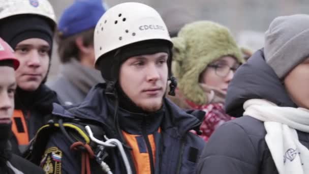 SAINT PETERSBURG, RUSSIE - 28 NOVEMBRE 2015 : Jeunes hommes casques, spectateurs sur scène sur l'enseignement de l'emercom. Extérieur — Video