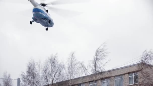 SAINT PETERSBURG, RÚSSIA - NOVEMBRO 28, 2015: Helicóptero voa acima do edifício. Ministério das Situações de Emergência ensino — Vídeo de Stock