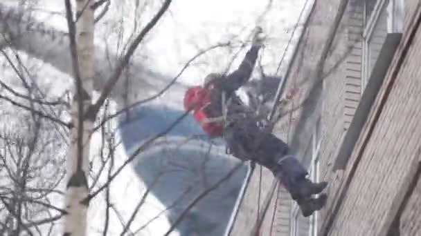 SAINT PETERSBURG, RUSSIA - NOVEMBER 28, 2015: Rescuer in helmet hanging on wall of building. Rescue operation. Helicopter — Αρχείο Βίντεο