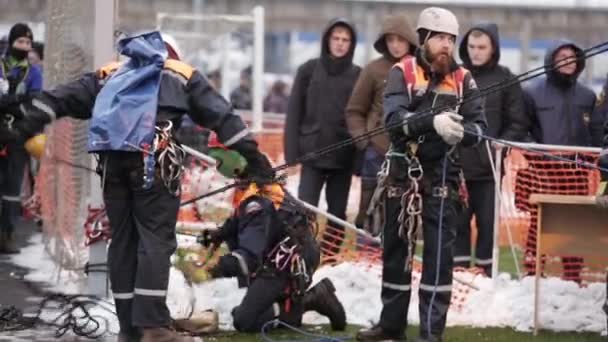 Saint petersburg, russland - 28. november 2015: männer mit helm, rettungsuniform, ausrüstung halten und ziehen das seil. Ausbildung — Stockvideo