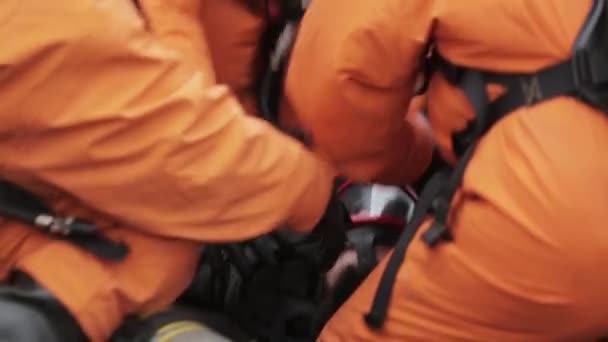 SAN PETERSBURG, RUSIA - 28 DE NOVIEMBRE DE 2015: Los hombres de traje naranja protegen, las máscaras respiratorias salvan al hombre. Un desastre químico. Tóxico — Vídeo de stock