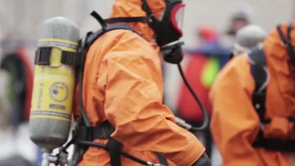 SAINT PETERSBURG, RUSSIA - NOVEMBER 28, 2015: Men in orange protect suits, respiratory masks. Chemical disaster. Toxic — Stockvideo