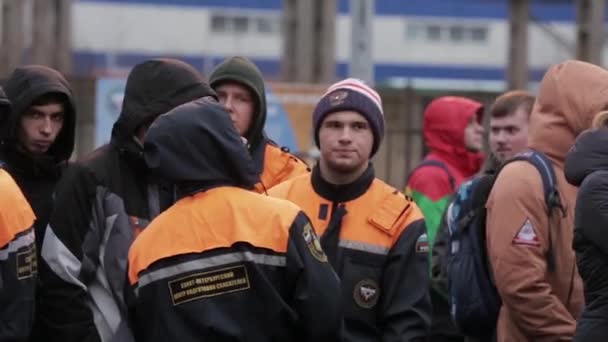 Sankt Petersburg, Rosja-28 listopada 2015: młodzi mężczyźni w pomarańczowych kurtki emercom pobyt na ulicy. Grupa. Publiczności. Poza — Wideo stockowe