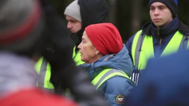 SAINT PETERSBURG, RUSSIE - 28 NOVEMBRE 2015 : Une femme en uniforme de sauvetage explique quelque chose aux jeunes sauveteurs dans la rue. Enseignement — Video