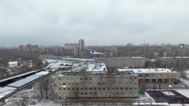 SAINT PETERSBURG, RUSSIA - NOVEMBER 28, 2015: Quadrocopter shoot rescue operation of emercom on building. Helicopter. Snow — стокове відео