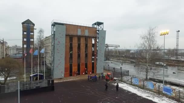 SAINT PETERSBURG, RUSSIA - 28 NOVEMBRE 2015: Quadrocopter spara pratica emercom a muro edificio formazione. Rallentatore — Video Stock