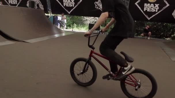 MOSCOW, RUSSIA - JUNE 6, 2015: Boy in helmet make very extreme j — Wideo stockowe