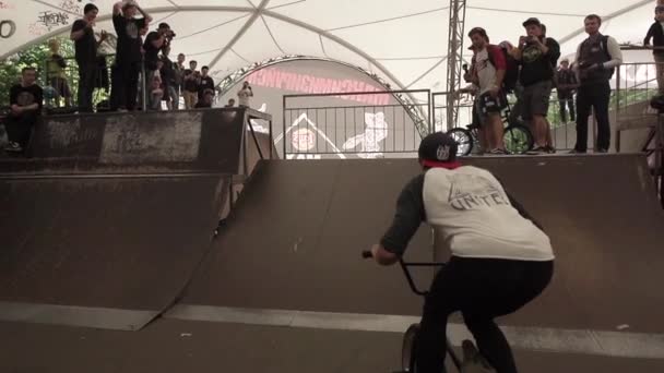 Москва, Російська Федерація - 6 червня 2015: Хлопчик зробити крайніх стрибок на Bmx bicy — стокове відео
