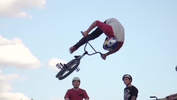 MOSCOW, RÚSSIA - JUNHO 6, 2015: Menino derrubar BMX bicicleta no ar , — Vídeo de Stock