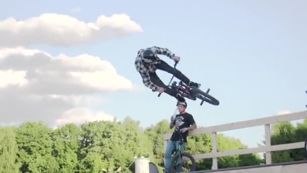 Moskau, russland - 6. juni 2015: junge machen extremen sprung auf bmx bicy — Stockvideo