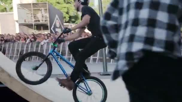 Moskva, Rusko - 6 června 2015: Chlapec se extrémní skok na Bmx bicy — Stock video