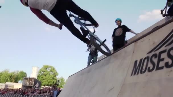 Moskva, Rusko - 6 června 2015: Chlapec se extrémní skok na Bmx bicy — Stock video