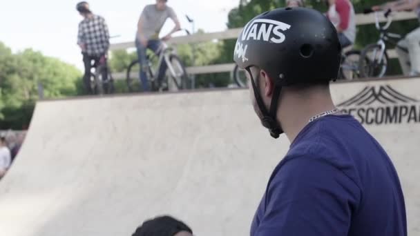 MOSCÚ, RUSIA - 6 DE JUNIO DE 2015: Hombre en casco ver en el patinador en — Vídeos de Stock