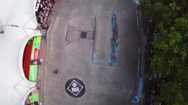 MOSCOW, RÚSSIA - JUNHO 6, 2015: Quadrocopter tiro skate park sagacidade — Vídeo de Stock