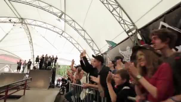 MOSCOW, RUSSIA - JUNE 6, 2015: Audience watch at bmx riders in s — Stock Video