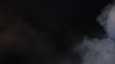 Duman bulutlar siyah arka plan üzerinde görüntülenir