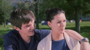 Söz, park bankında gülümseyen mutlu çift