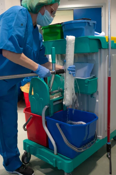 Mujer Del Servicio Limpieza Hospital Limpiando Las Ventanas Sala Preoperatorio —  Fotos de Stock