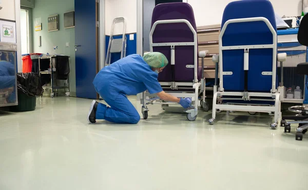 Mulher Serviço Limpeza Hospital Limpando Janelas Sala Pré Operatório Com — Fotografia de Stock