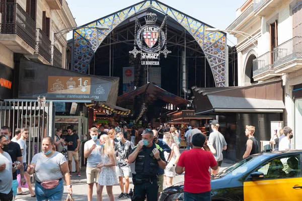 Βαρκελώνη Ισπανία Ιουλίου 2021 Ομάδα Τουριστών Εισέρχεται Στην Αγορά Της — Φωτογραφία Αρχείου