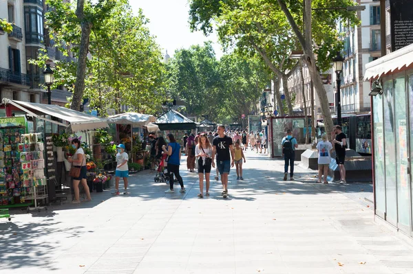 Barcelona España Julio 2021 Grupo Turistas Paseando Por Las Ramblas — Foto de Stock