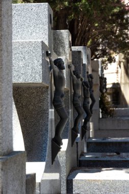 Haç sırası ve haçların yan ve perspektifi. Her birinin arka planı mezarlıkta bulanık..