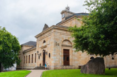 Guernica, İspanya; 12 Ağustos 2021: Guernica 'nın Casa de Juntas' ı. Turistler tarafından ziyaret edilen salgın mevsiminde girişte maskeli bir ziyaretçi görülüyor..