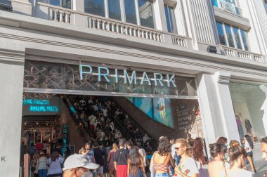 Madrid, İspanya; 5 Eylül: Primark alışveriş merkezine giriş öğleden sonra insanlarla doluydu. Azami bağışıklık kazandıktan sonra azalan COVID vakasının ortasında.