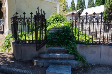 Madrid, İspanya; 6 Haziran 2021: İspanya 'nın Madrid kentindeki San Isidro eski mezarlığında bulunan açık tarçın ve sürüngenlerle dolu bir morg arsası. Ölüler Günü kavramı ya da tüm azizler günü