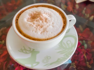 Beyaz fincan kahve, latte ahşap gözlük masada kapatın
