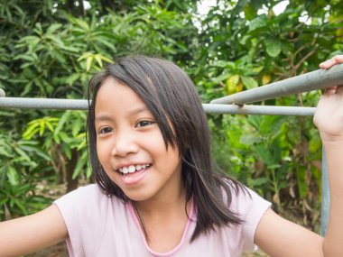 Mutlu küçük Asyalı Çocuk Bahçesi jimnastik duvarda asılı