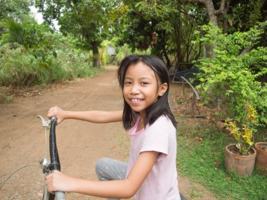 Mutlu küçük Asyalı çocuk binicilik bisiklet park