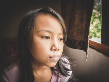 Kavram fikir, küçük çocuk plastik bant ile ağzı. Vintage filtre efekti