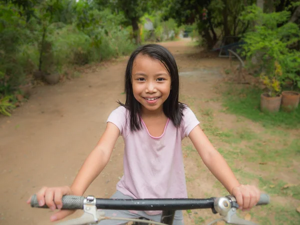 Seçici odak, mutlu küçük Asyalı çocuk binicilik bisiklet park