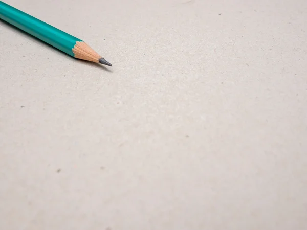 张空白的纸和绿色铅笔木制的桌子上。从上面查看 — 图库照片