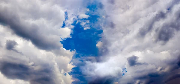 Céu azul bonito e nuvens cinzas antes de chover - Efeito Panorama — Fotografia de Stock