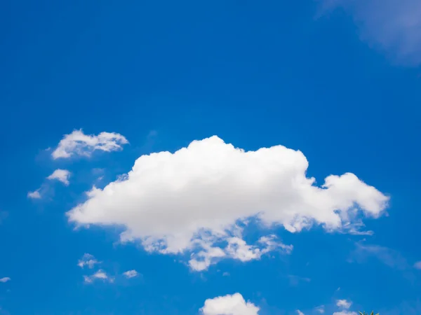 Céu azul bonito e nuvem branca representam o conceito de céu e nuvem ideia relacionada . — Fotografia de Stock