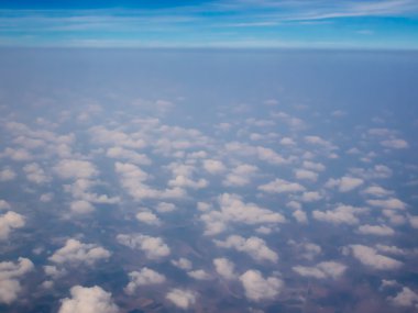 Güzel mavi gökyüzü ve bulut, görünümü windows uçaktan grubu