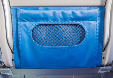 Uçakta yolcu koltuğunun arkasında depolama